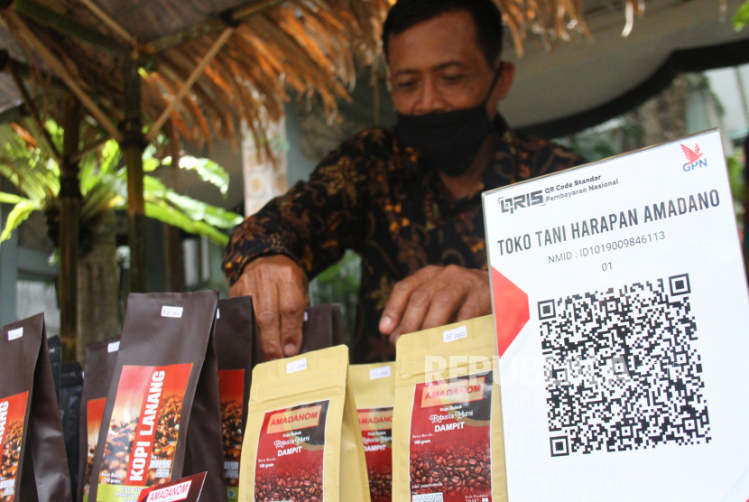 Pelaku usaha kopi menyediakan sistem pembayaran dengan kode quick response (QR) dalam Pameran Karya Kreatif Indonesia (KKI) (ilustrasi). KPw BI Jawa Barat melalui Program Sosial Bank Indonesia (PSBI) memberikan bantuan sarana dan prasarana produksi bagi UMKM binaan BI.