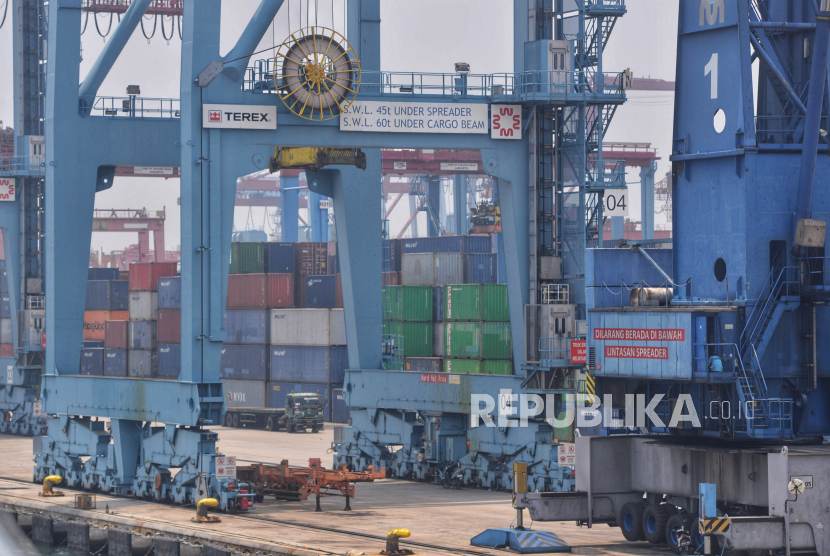 Aktivitas bongkar muat peti kemas di pelabuhan Tanjung Priok, Jakarta, Kamis (26/9/2024). 