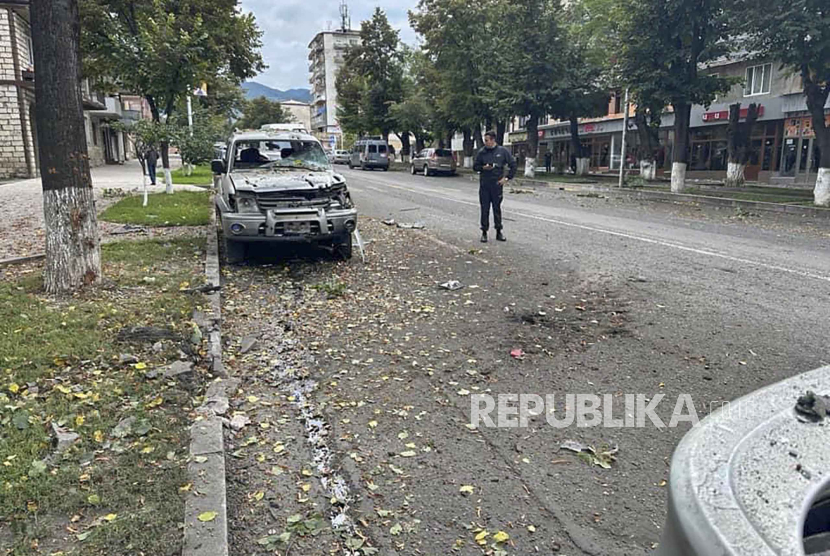 Foto oleh Ombudsman Hak Asasi Manusia Artsakh / Nagorno-Karabakh menunjukkan kendaraan yang rusak setelah operasi militer Azeri di Stepanakert, Nagorno-Karabakh, 20 September 2023.