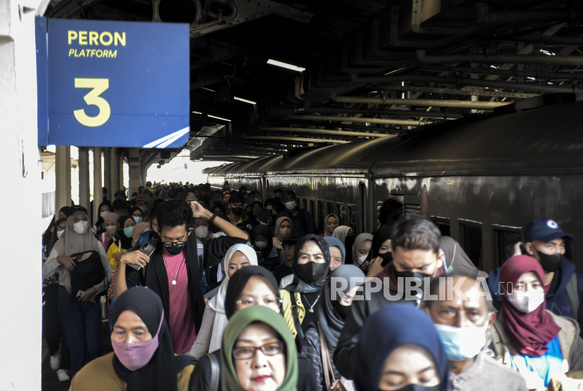 Penumpang di Stasiun Bandung, Kota Bandung, Jawa Barat. Daop 2 Bandung mencatat kenaikan penumpang 45 persen pada libur panjang.
