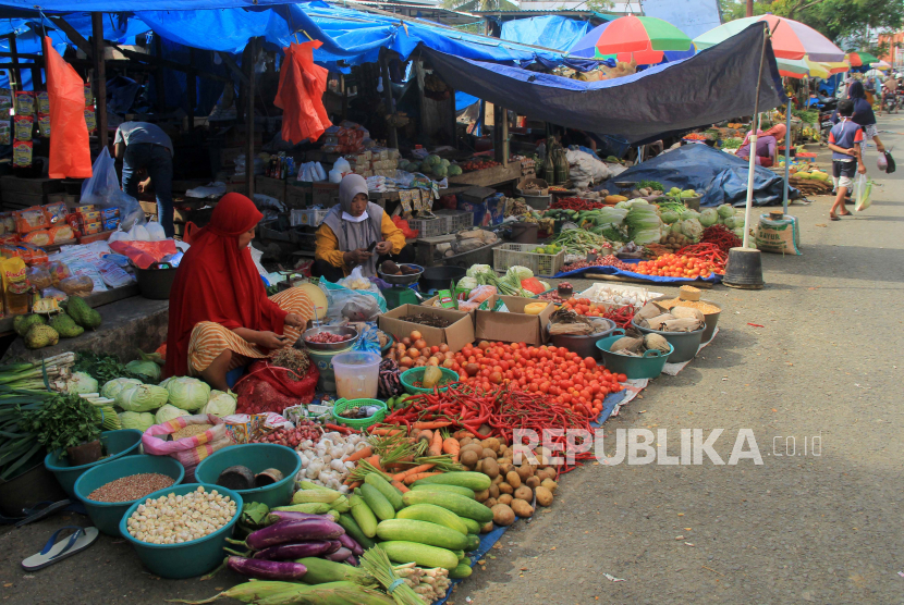 Pedagang menunggu pembeli di Pasar Lama, Mamuju  Sulawesi Barat, Rabu (27/1/2021). Harga sembako di Kabupaten Mamuju Provinsi Sulawesi Barat mengalami kenaikan menjelang Hari Raya Idul Fitri 1443 Hijriah.