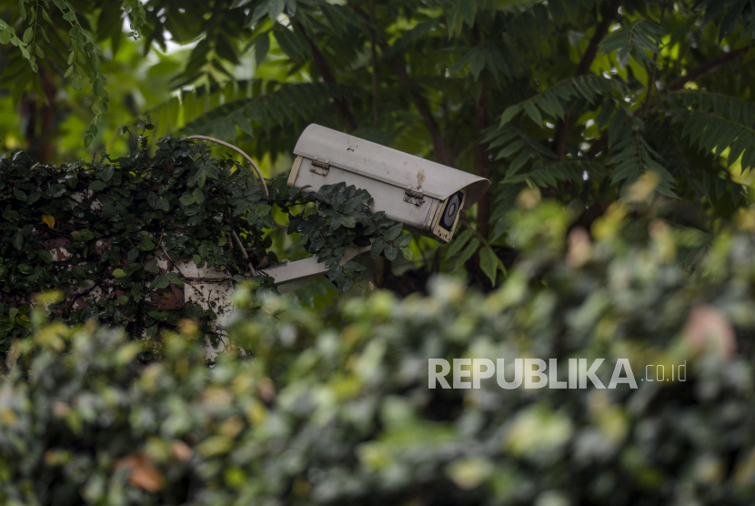 CCTV yang terpasang di halaman rumah dinas Kadiv Propam Polri Irjen Pol Ferdy Sambo di Kompleks Polri Duren Tiga, Jakarta, Rabu (13/7/2022). Olah TKP kedua kalinya tersebut dimulai pada pukul 12.30 WIB yang dilakukan secara tertutup. Republika/Putra M. Akbar