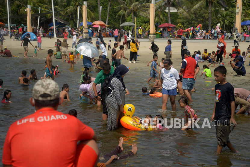 Pengunjung memadati kawasan Pantai Ancol di Taman Impian Jaya Ancol, Jakarta. 700 Ribu Orang Kunjungi Ancol Saat Libur Lebaran
