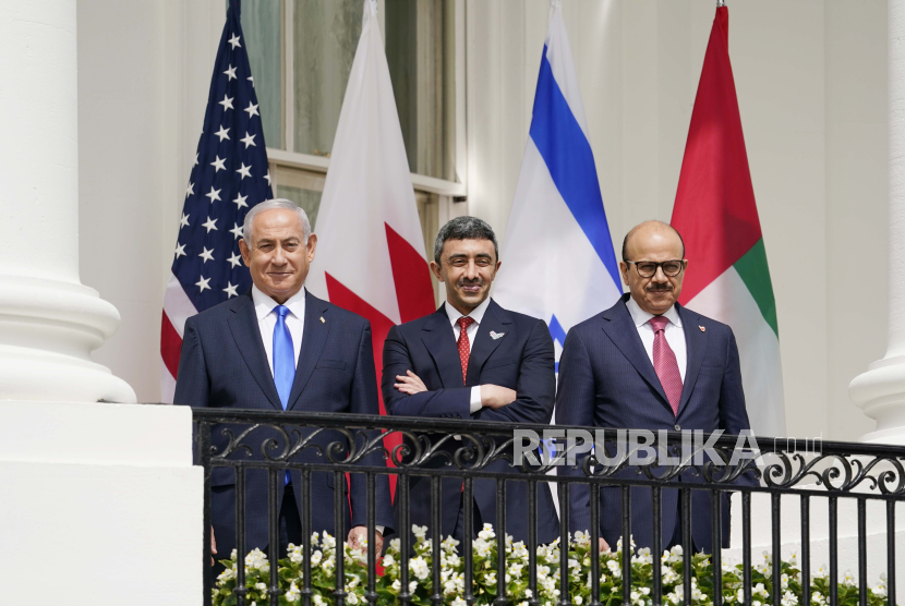 PM Israel Benjamin Netanyahu, Menlu UEA Abdullah bin Zayed al-Nahyan dan Menlu  Bahrain Khalid bin Ahmed Al Khalifa, selepas penandatanganan Perjanjian Abraham di Gedung Putih, 15 September 2020.