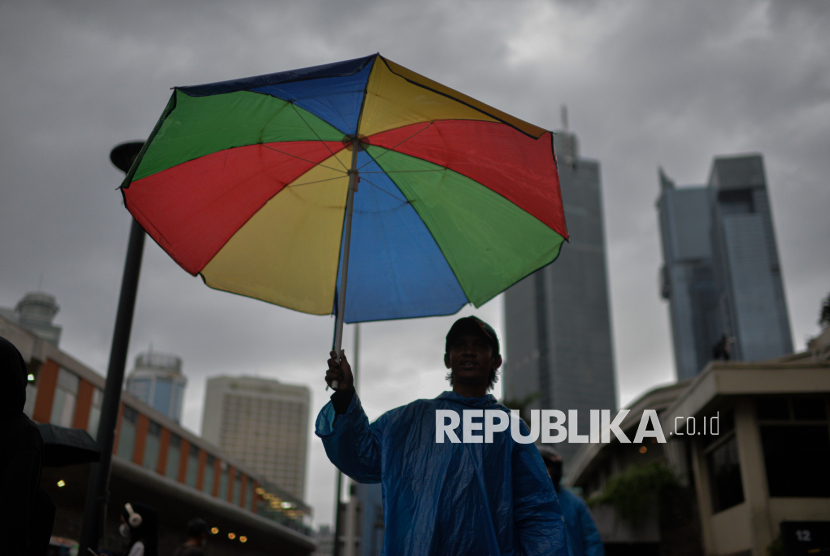 Badan Meteorologi, Klimatologi, dan Geofisika (BMKG) memprakirakan sebagian besar wilayah Jakarta mengalami hujan disertai petir pada Jumat (4/7/2025) sore.