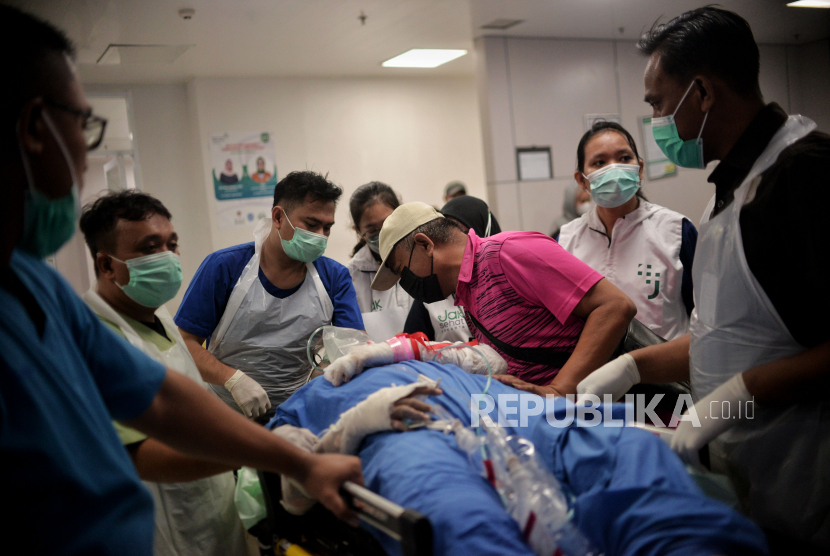 Salah seorang korban kebakaran Depo Pertamina Plumpang mendapat perawatan medis (ilustrasi).