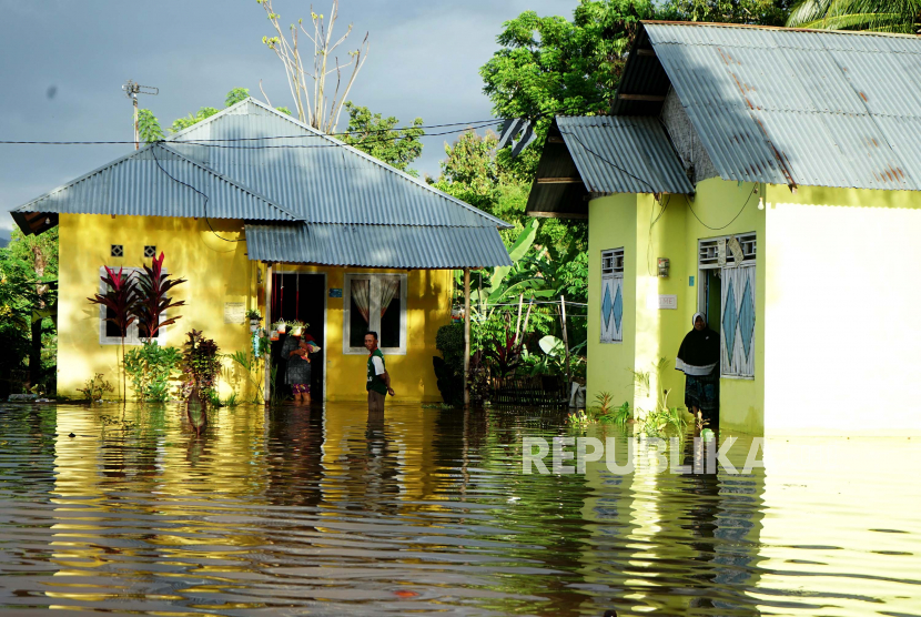 Warga beraktivitas di rumahnya yang terendam banjir di Desa Talumopatu, Tapa, Kabupaten Bone Bolango, Gorontalo, Kamis (16/7/2020). Banjir yang terjadi akibat curah hujan yang tinggi tersebut merendam ratusan rumah dan lahan pertanian di enam desa di Kecamatan Tapa dan Bulango Timur. 