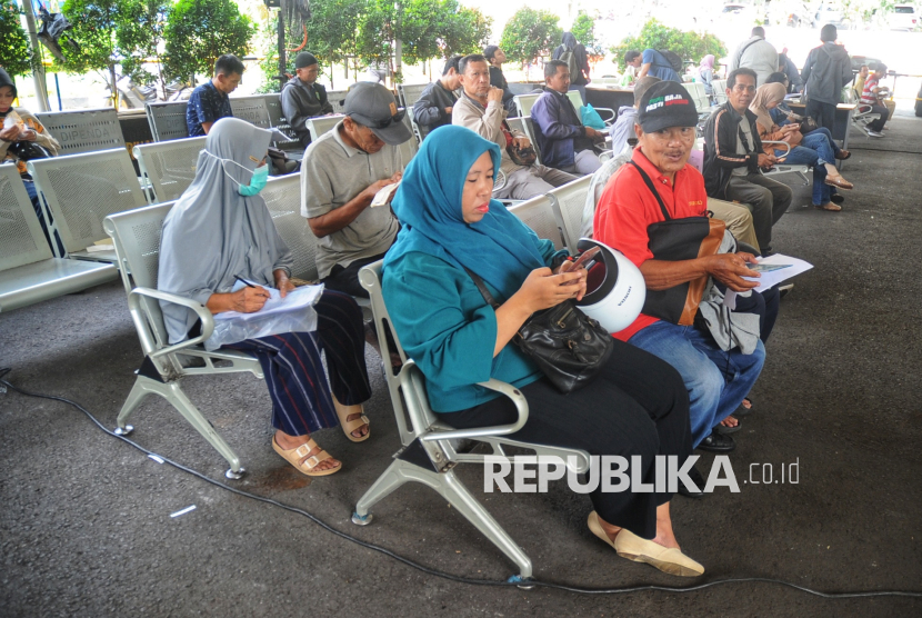 Warga menunggu antrian saat pembayaran pajak kendaraan bermotor di lokasi layanan Samsat Keliling, Polda Metro Jaya, Jakarta, Selasa (17/6/2025). Pemerintah Provinsi DKI Jakarta memberlakukan program pemutihan pajak kendaraan bermotor dan bea balik nama kendaraan (BBNKB) dalam rangka HUT ke-498 Jakarta. Program ini berlangsung selama tiga bulan, mulai dari 14 Juni hingga 31 Agustus 2025. Program ini ditujukan untuk memberikan keringanan kepada masyarakat yang memiliki tunggakan pajak, serta meningkatkan kepatuhan dan kesadaran perpajakan.