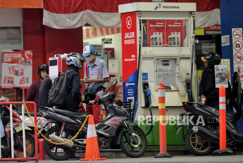 Kendaraan mengantre saat mengisi BBM jenis Pertalite di salah satu SPBU di Jakarta, Senin (22/8/2022). Republika/Thoudy Badai