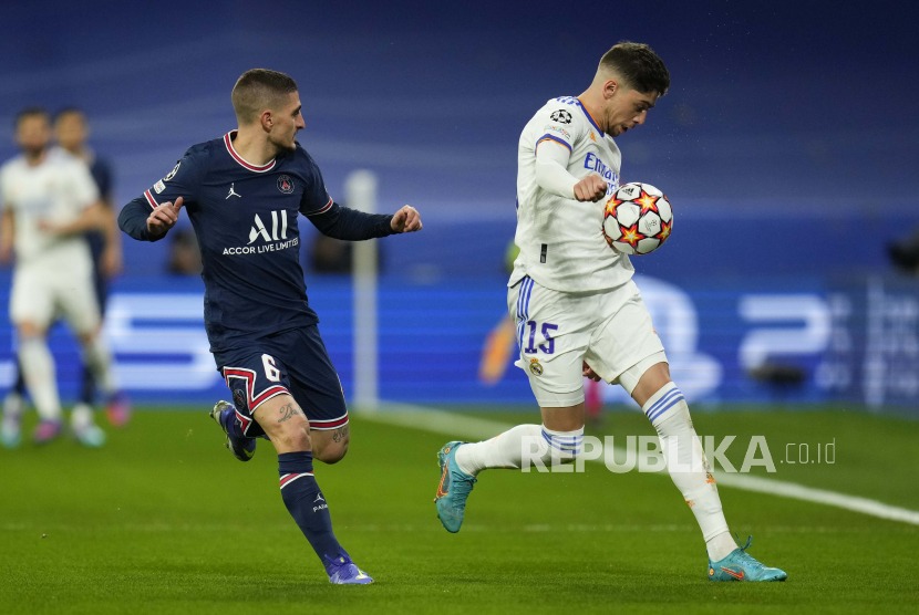 Pemain PSG Marco Verratti (kiri) dan pemain Real Madrid Federico Valverde berebut bola pada pertandingan leg kedua babak 16 besar Liga Champions antara Real Madrid dan Paris Saint-Germain di stadion Santiago Bernabeu di Madrid, Spanyol, Rabu, 9 Maret , 2022.