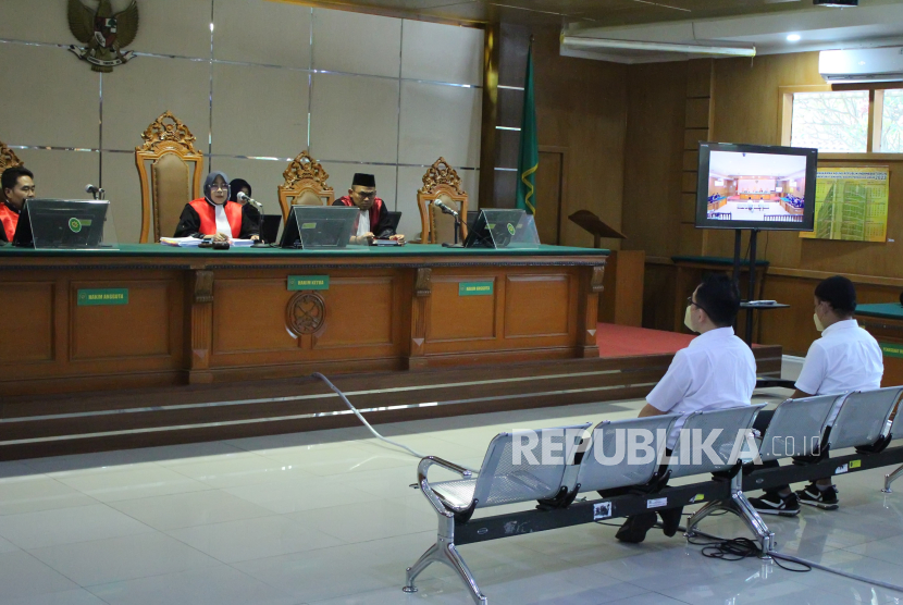Direktur PT SMA, Benny, dan Vertical Solution Manager PT SMA, Andreas Guntoro, mendengarkan pembacaan vonis dari majelis hakim dalam persidangan di Pengadilan Tipikor Bandung, Senin (11/9/2023). 