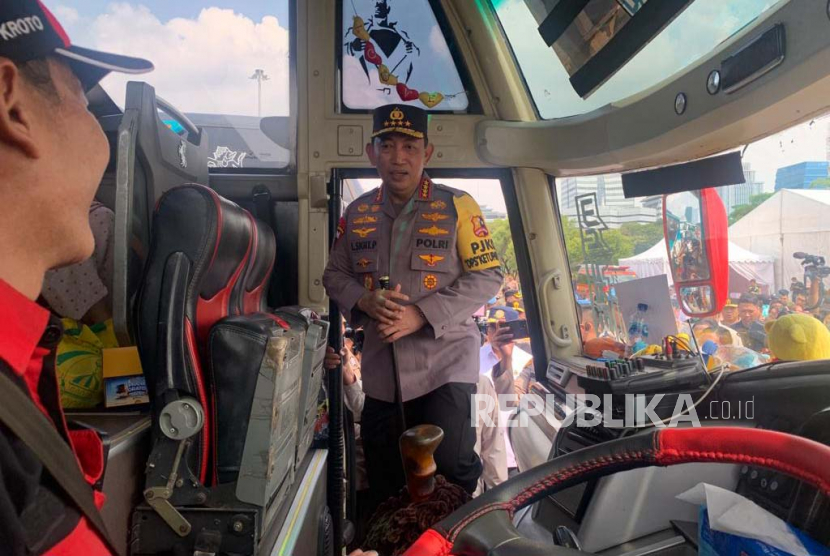 Kapolri Jenderal Listyo Sigit Prabowo meninjau program Mudik Gratis Polri Presisi Tahun 2023 di kawasan Monumen Nasional (Monas), Jakarta Pusat, Selasa (18/4). 