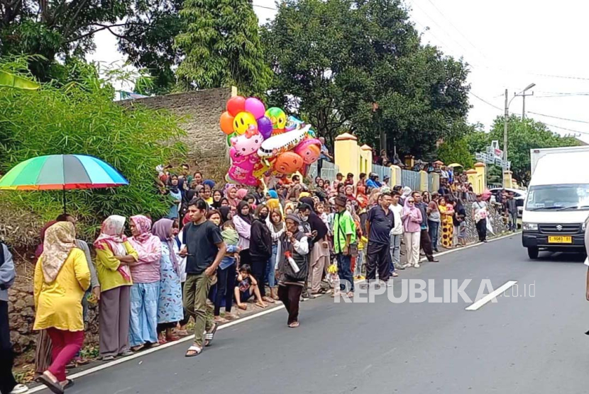 Seratus lebih warga rela berpanas-panasan untuk menonton olah TKP ulang di rumah korban pembunuhan Tuti Suhartini dan Amalia Mustika Ratu di Jalan Ciseuti, Jalancagak, Subang, Selasa (24/10/2023). 