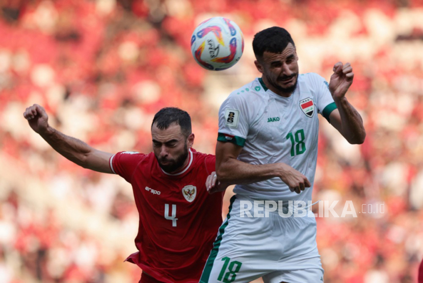 Pemain Indonesia Jordi Amat (Kiri) berebut bola dengan pemain Irak Aymen Hussein (kanan) pada pertandingan kualifikasi Piala Dunia FIFA 2026 antara Indonesia dan Irak di Stadion Gelora Bung Karno, Jakarta, Indonesia, Kamis, 6 Juni 2024. EPA-EFE/ADI WEDA