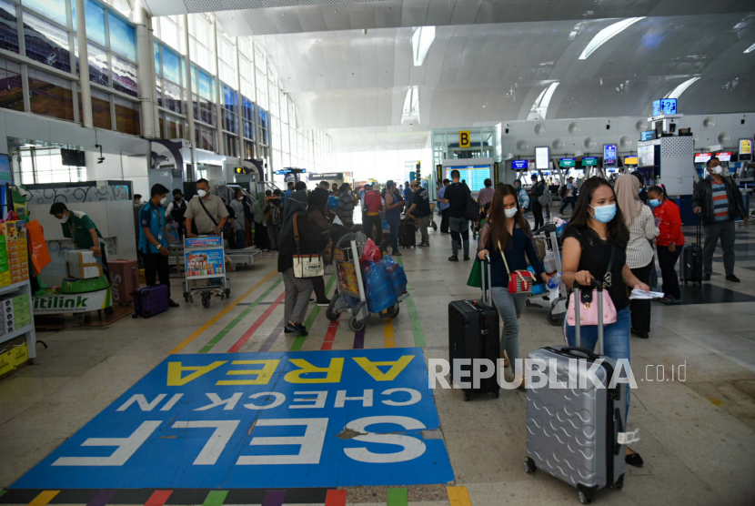 Calon penumpang berjalan di terminal keberangkatan Bandara Kualanamu, Deli Serdang, Sumatera Utara, Jumat (3/12). PT Angkasa Pura II (AP II) bekerja sama dengan GMR Airports Consortium sebagai mitra strategis untuk mengembangkan Bandara Kualanamu dengan nilai investasi sebesar Rp56 triliun selama 25 tahun. 