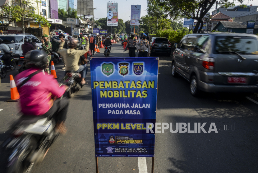 Sejumlah kendaraan melintasi posko penyekatan di Jalan Raya Margonda, Depok, Jawa Barat, Senin (2/8). Pada hari terakhir Pemberlakuan Pembatasan Kegiatan Masyarakat (PPKM) Level 4, mobilitas warga yang akan menuju Jakarta cenderung meningkat hingga menimbulkan kemacetan mencapai satu kilometer. Republika/Putra M. Akbar