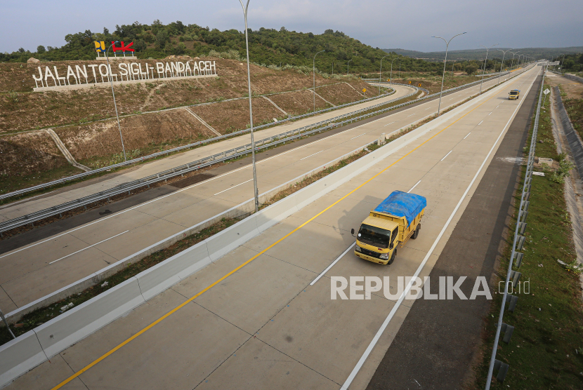 Kendaraan melintas di Jalan Tol Trans Sumatera (JTTS) (ilustrasi). Pemerintah melalui Kementerian Pekerjaan Umum dan Perumahan Rakyat (PUPR) segera memulai pembangunan Jalan Tol Betung–Tempino-Jambi sepanjang 169,9 km yang melintasi Provinsi Sumatera Selatan dan Jambi.