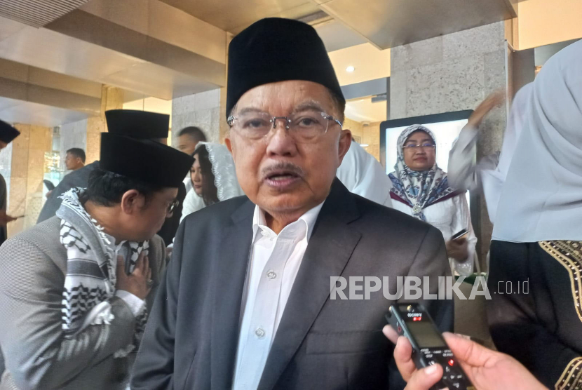 Wakil Presiden ke-10 dan ke-12 Jusuf Kalla usai melaksanakan Sholat Idul Fitri di Masjid Istiqlal, Jakarta, Sabtu (22/4/2023). 