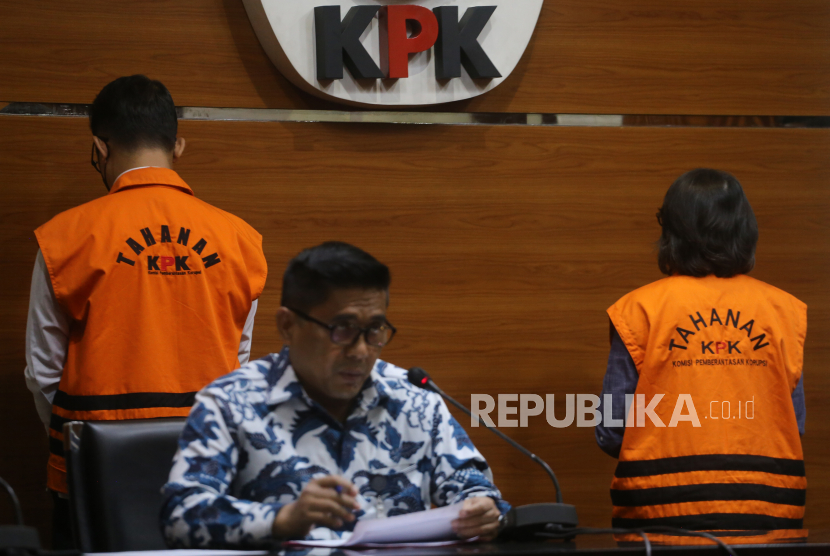 Deputi Penindakan dan Eksekusi KPK Karyoto (tengah). KPK akan mendalami dugaan keterlibatan oknum lain di Polri dalam kasus Bambang Kayun.