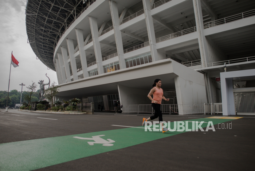 GBK Jadi Sekretariat Panitia Piala Dunia U-20. Foto: Pengunjung berolahraga di kawasan Gelora Bung Karno,  