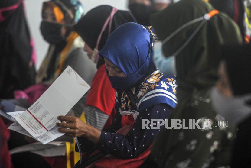 Sejumlah orang tua dari anak penerima Kartu Jakarta Pintar (KJP) mengurus berkas untuk pengambilan buku rekening. Pt Kadisdik DKI mengeklaim pembagian KJP saat ini tepat sasaran.