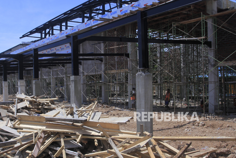 Pembangunan terminal penumpang di Kupang, Nusa Tenggara Timur. Kementerian Perhubungan (Kemenhub) RI menargetkan pembangunan Terminal Penumpang Tipe A Bimoku tuntas pada Agustus 2023.