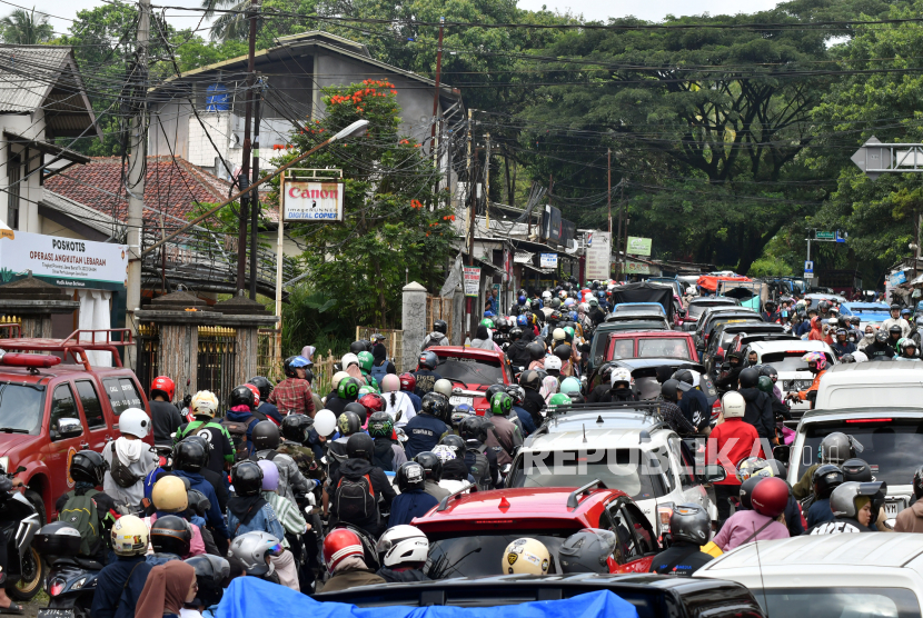 Sejumlah kendaraan memadati jalan raya Puncak, Gadog, Kecamatan Ciawi, Kabupaten Bogor, Jawa Barat, Selasa (25/4/2023).