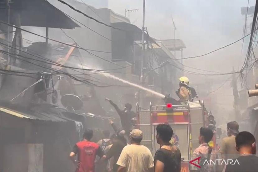 BPBD: 1.129 warga kehilangan rumah usai kebakaran di Tamansari Jakbar.