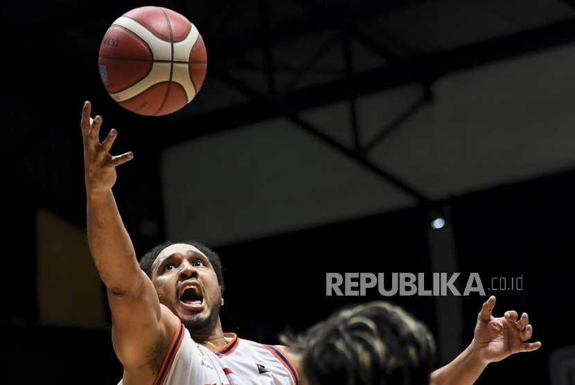 Pebasket Pelita Jaya Bakrie Jakarta Dior Alexandros Lowhorn (tengah) akan membela Bali United pada IBL 2022/2023.