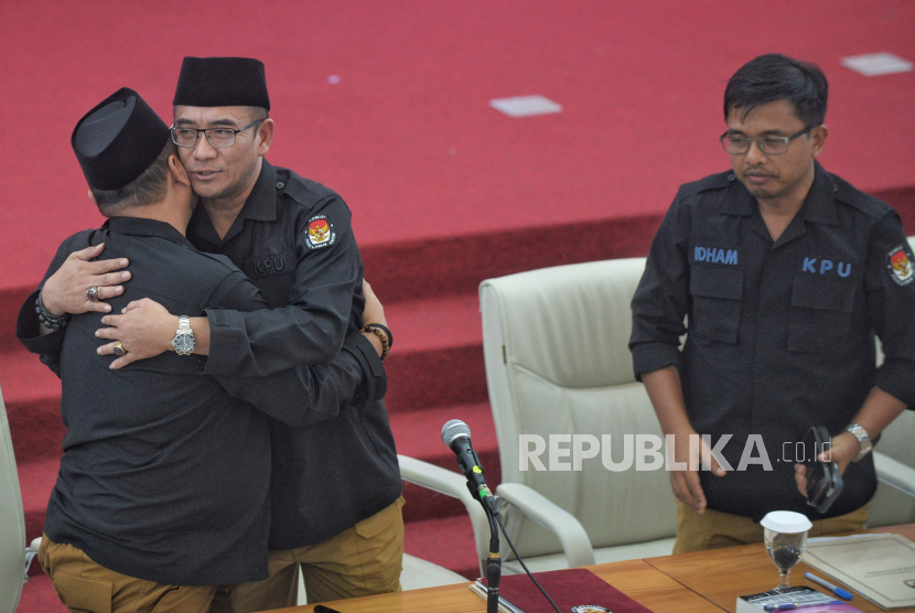Ketua KPU Hasyim Asyari bersama anggota KPU usai memimpin rapat pleno terbuka penetapan hasil pemilu tahun 2024 tingkat nasional di Gedung KPU, Jakarta, Rabu (20/3/2024). Berdasarkan penetapan KPU atas rekapitulasi hasil penghitungan dan perolehan suara tingkat nasional Pilpres 2024, capres dan cawapres nomor urut 2 Prabowo Subianto-Gibran Rakabuming Raka dinyatakan memperoleh 96.214.691 suara, sementara capres-cawapres nomor urut 1 Anies Baswedan-Muhaimin Iskandar meraih 40.971.906 suara dan capres-cawapres nomor urut 3 Ganjar Pranowo-Mahfud MD meraih 27.040.878 suara.