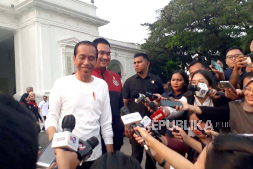 Presiden Joko Widodo (Jokowi) usai menyerahkan bonus dan apresiasi kepada para atlet SEA Games ke-32 di halaman Istana Merdeka, Jakarta, Senin (5/6). 