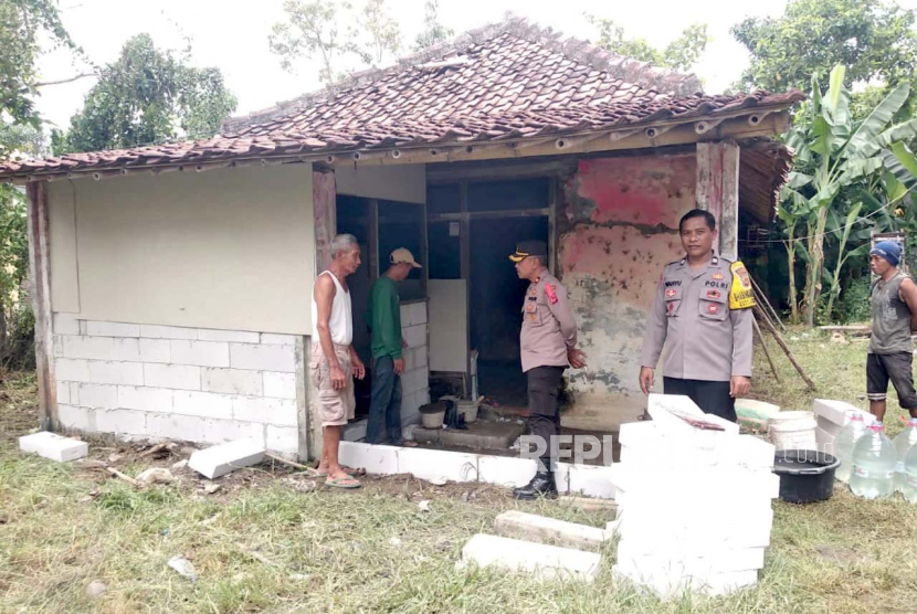 Rumah Kaswati di Kecamatan Lohbener, Kabupaten Indramayu, Jawa Barat, sedang direnovasi, Rabu (6/12/2023). 