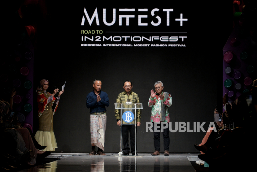 Siluet National Chairman Indonesia Fashion Chamber, Ali Charisma  (kiri) bersama Deputi Gubernur Bank Indonesia Juda Agung (tengah) dan Deputi bidang UKM pada Kementerian Koperasi dan Usaha Kecil Menengah, Hanung Harimba Rachman (kanan)  saat membuka gelaran Muslim Fashion Festival (MUFFEST+) 2023 di The Westin Jakarta, Selasa (7/3/2023). Peragaan busana Muslim tersebut kembali digelar di Jakarta dengan tema Unlock Global Opportunities with MUFFEST+ dengan menyajikan karya dari jenama lokal, 200 desainer lokal, serta 8 desainer dari negara tetangga seperti Singapura, Laos, Kamboja, Brunei dan Thailand atas dukungan ASEAN Fashion Designers Showcase (AFDS).