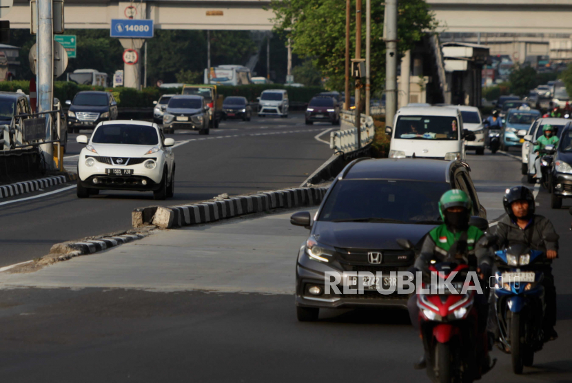 Sejumlah kendaraan keluar dari Tol Dalam Kota menuju Jalan Raya Gatot Subroto di Jakarta Selatan, Selasa (11/7/2023). Dirlantas Polda Metro Jaya memberlakukan ganjil genap di 28 titik pintu keluar Jalan Tol Dalam Kota guna mengurai kemacetan Jakarta.