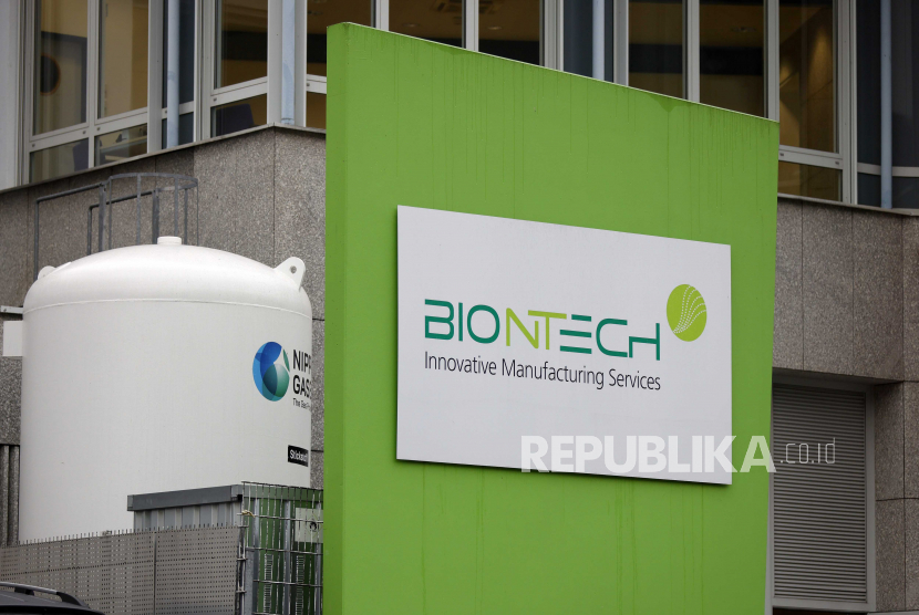  Tampak luar logo di gedung perusahaan biofarmasi BioNTech di Idar-Oberstein, Jerman, 16 Desember 2020. Menurut perusahaan farmasi yang berbasis di Mainz, BioNTech, vaksin virus corona untuk melawan penyakit Covid-19 diproduksi di Marburg, Mainz, dan Idar-Oberstein.