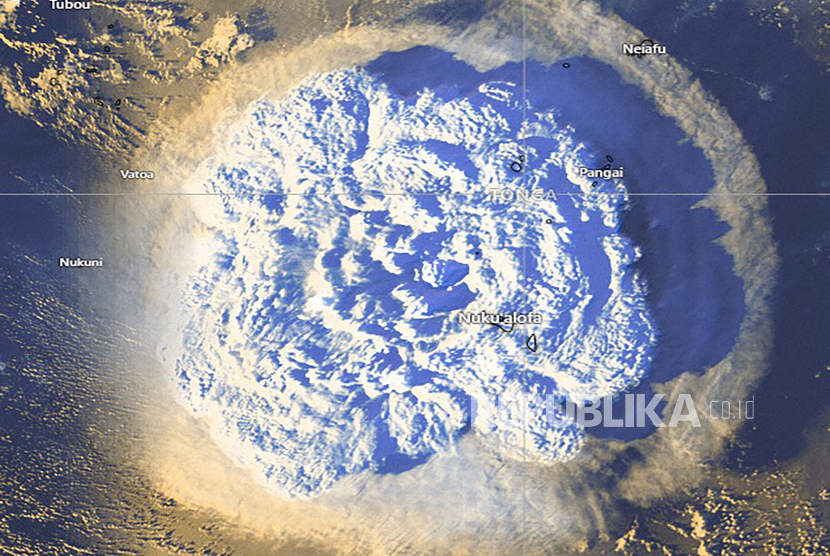 Gambar satelit selebaran yang disediakan oleh Layanan Meteorologi Tonga, Pemerintah Tonga menunjukkan letusan eksplosif gunung berapi Hunga Tonga-Hunga Ha
