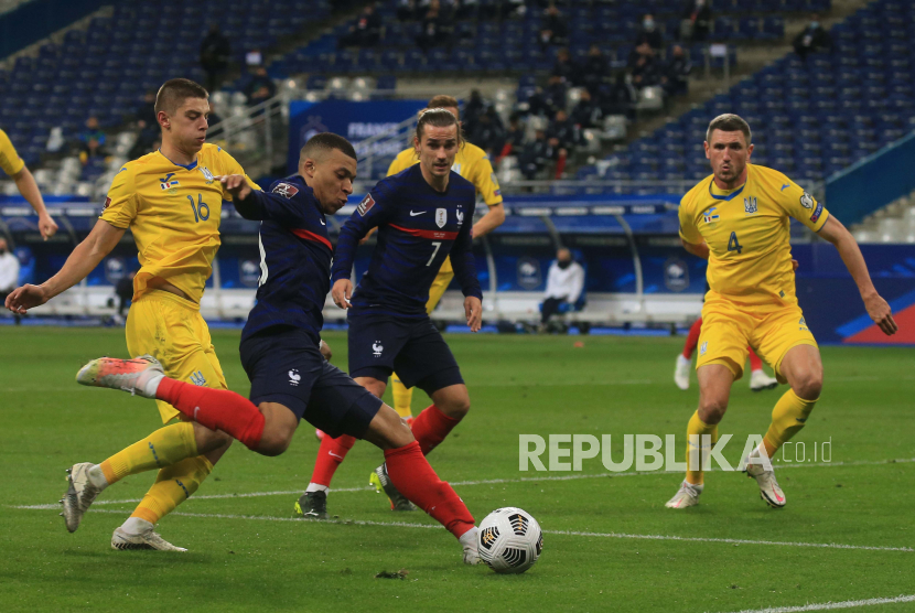  Kylian Mbappe (tengah) dari Prancis dan Vitaliy Mykolenko (kiri) dari Ukraina beraksi selama pertandingan sepak bola UEFA Grup D kualifikasi Piala Dunia 2022 Prancis vs Ukraina di Saint Denis, di luar Paris, Prancis, 24 Maret 2021.