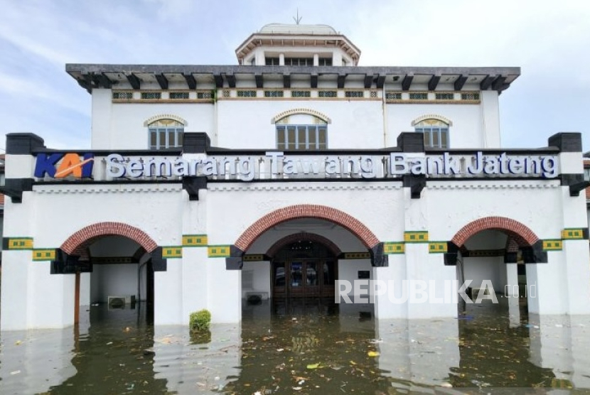 Banjir merendam Stasiun Tawang Semarang, Jawa Tengah, Kamis (14/3/2024). Sebanyak 12 daerah di Indonesia  ditetapkan berstatus siaga dan waspada cuaca ekstrem.