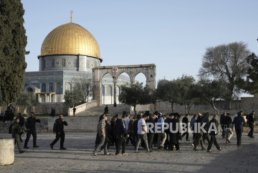 Indonesia pada Rabu (5/4/2023) mengutuk keras serangan yang dilakukan aparat keamanan Israel terhadap ratusan jemaah Muslim Palestina yang tengah beribadah di Masjid Al Aqsa. 