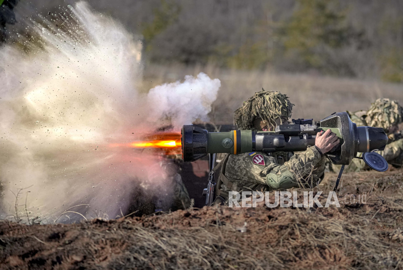  Seorang prajurit Ukraina menembakkan senjata anti-tank NLAW selama latihan dalam Operasi Pasukan Gabungan, di wilayah Donetsk, Ukraina timur, Selasa, 15 Februari 2022.