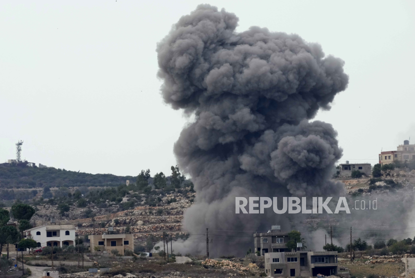 Asap hitam mengepul dari serangan udara Israel di pinggiran Aita al-Shaab, desa perbatasan Lebanon dengan Israel seperti yang terlihat dari desa Rmeish, di Lebanon selatan, Senin, 13 November 2023. 