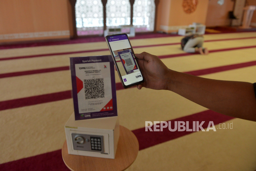 Jamaah melakukan infak dengan menggunakan fitur QR Code. (ilustrasi). Indef mengusulkan agar pemerintah mendirikan Kementerian Ziswaf.