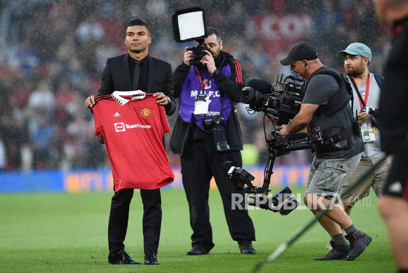 Casemiro (kiri) yang diperkenalkan Manchester United dengan jersey tim di lapangan sebelum dimulainya pertandingan sepak bola Liga Primer Inggris antara Manchester United dan Liverpool FC di Manchester, Inggris, 22 Agustus 2022.