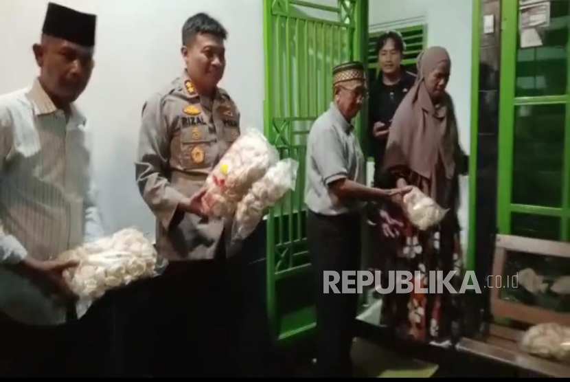Kapolres Lampung Timur AKBP M Rizal Muchtar menyambangi rumah orang tua Tiktoker Bima di   Desa Ratna Daya, Raman Utara, Lampung Timur, Lampung, Jumat (14/4/2023). 