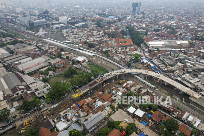 Foto udara suasana proyek pembangunan Jalan Layang (Fly Over) Ciroyom di Bandung, Jawa Barat, Senin (27/11/2023). Fly Over yang bertujuan untuk memudahkan operasional kereta pengumpan (feeder) Kereta Cepat Whoosh tersebut ditargetkan selesai pada Desember 2023. Sehingga pada awal tahun 2024, Fly Over Ciroyom secara resmi beroperasi.