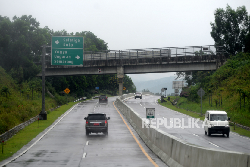 Kendaraan melintas di salah satu ruas Jalan Tol Trans Jawa Semarang-Solo, Jawa Tengah