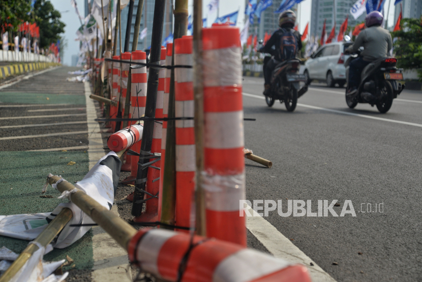 Ilustrasi. Sejumlah alat peraga kampanye (APK) pemilu 2024 terpasang di pembatas jalur sepeda (stick cone) di kawasan Menteng, Jakarta, Selasa (9/1/2024). 