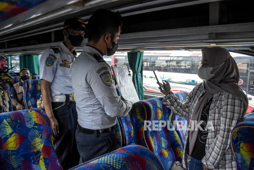 Penumpang bus memindai kode batang melalui aplikasi PeduliLindungi di Terminal Cicaheum, Kota Bandung, Senin (28/3/2022). Pemerintah tak lagi membatasi mobilitas warga, bahkan saat libur panjang. Ilustrasi.