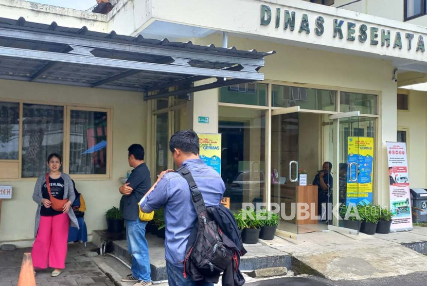 Keluarga pasien mendatangi Kantor Dinas Kesehatan (Dinkes) Kota Tasikmalaya untuk mengadukan masalah pelayanan di salah satu klinik wilayah Kota Tasikmalaya, Jawa Barat, Kamis (16/11/2023). 