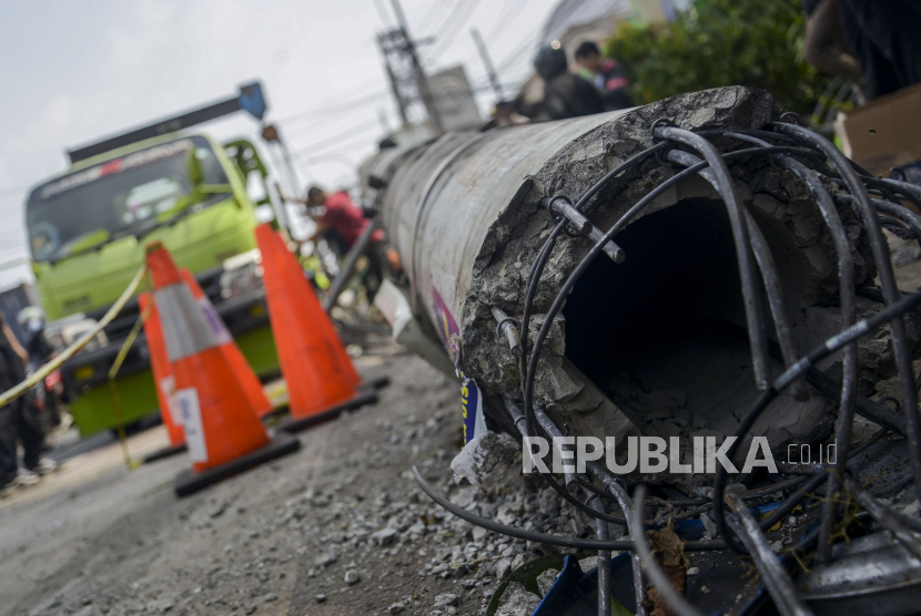 Kondisi tiang BTS yang roboh akibat ditabrak oleh trailer di Jalan Sultan Agung, Kota Bekasi, Jawa Barat, Rabu (31/8/2022).